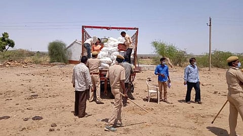 Local police support in the distribution of relief kits (Image Source: Samerth Trust)