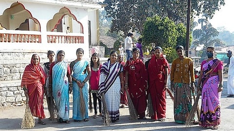 Women get together for the cleaning drive at Sangrun. (Source: India Water Portal)