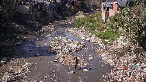 An illegal settlement (Source: Wikimedia Commons)