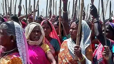 Women farmers protest against land acquisition (Source: IWP Flickr Photos)