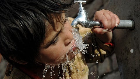 Child drinks water from a tap (Image: Imal Hashemi/Taimani Films/World Bank, Flickr Commons, CC BY-NC-ND 2.0)