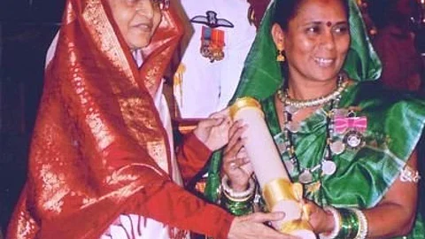 Phoolbasan Yadav (right) receives Padmshree from President Pratibha Patil in 2012.