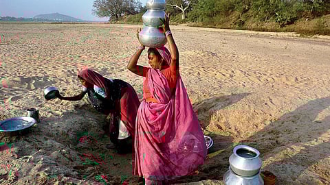 Women extracting water from the riverbed, Gaya (Image: ICIMOD/ Prasanta Biswas; Flickr Commons)