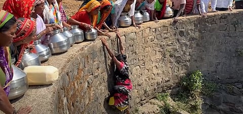 महाराष्ट्र के नासिक में गहराते जल संकट के चलते इस तरह कुएं में उतर कर एक मटके पानी की खातिर जान की बाजी लगाने को मजबूर हो रही महिलाएं।