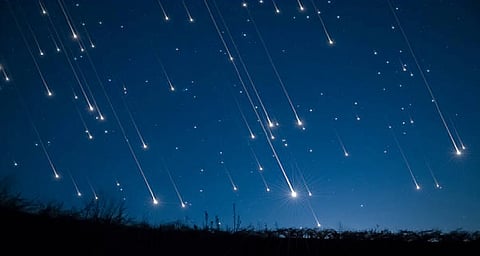 लिरिड्स उत्का वर्षा में कुछ इस तरह दिखाई देता है उल्का पिंडों से रोशनी पैदा होने का खूबसूरत नज़ारा।