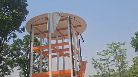 उत्तर प्रदेश के लखीमपुर खीरी में 3 करोड़ रुपये से ज्यादा की लागत से बनी पानी की टंकी ट्रायल के दौरान ही ध्वस्त हो गई।