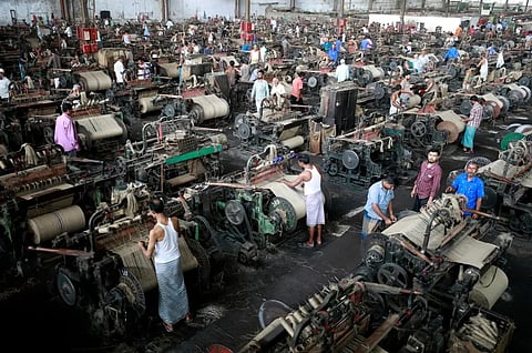 जूट के एक कारखाने में काम करते श्रमिक।