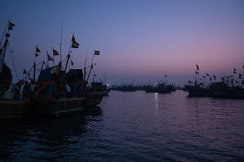 21 दिसंबर, 2024 को गुजरात के वेरावल बंदरगाह पर खड़ी नावें। गुजरात राज्य मत्स्य रिपोर्ट 2022 के अनुसार, वेरावल और मंगरोल के बंदरगाहों पर 16,000 से अधिक नावें हैं और 7 मिलियन टन मछलियाँ पकड़ी गई हैं। अभिजीत गुर्जर/द माइग्रेशन स्टोरी