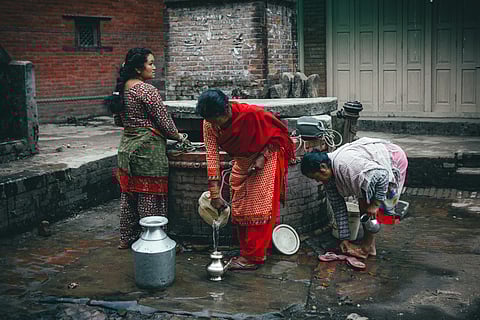 पीएफएस पानी में बहुत धीरे-धीरे टूटते हैं, जिससे ये भूजल और सतही पानी में सालों तक मौजूद रहते हैं। इसीलिए इन्हें “फ़ॉरेवर केमिकल” कहा जाता है।