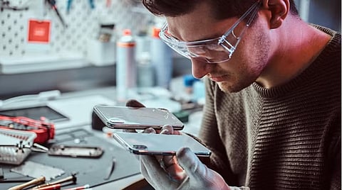 पुराने मोबाइल फोन को कबाड़ में फेकने के बजाय अब मिनी डेटा सेंटर के रूप में इस्तेमाल करने का प्रयोग शुरू हो चुका है, जिससे इलेक्ट्रॉनिक कचरा कम करने में मदद मिलेगी।