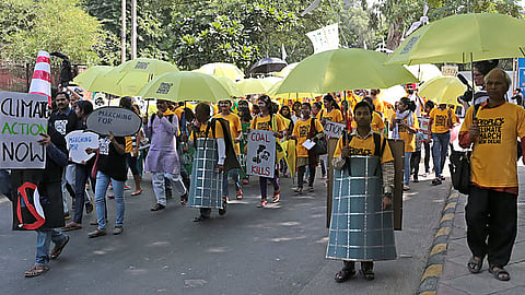 दिल्ली में जलवायु परिवर्तन के ख़िलाफ़ मार्च करते नागरिक।