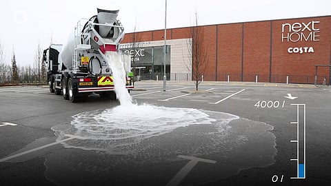 विशेष प्रकार की सूक्ष्म छिद्र युक्त सामग्री से निर्मित सड़कें बड़ी आसानी से पानी को सोख लती है, जिससे जलभराव नहीं होता और सड़क को पानी से नुकसान भी नहीं होता।