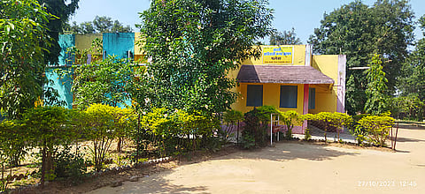 पानी की कमी के कारण पलेवा की आश्रमशाला में छात्राएं पढ़ाई नहीं कर पा रही थीं।