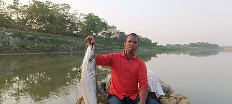 दरभंगा ज़िले के सझौती गांव में बागमती नदी के किनारे अरुण साहनी अपनी दिन की पहली मछली की पकड़ दिखाते हैं। सुबह की हल्की रोशनी पानी पर चमकती है। अरुण एक और दिन पारंपरिक मछली पकड़ने की शुरुआत करते हैं।