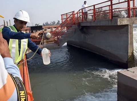 जलापूर्ति से पूर्व इस तरह की जाती है वाटर ट्रीटमेंट प्लांट में पानी के नमूनों की जांच ।