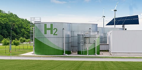 सौर ऊर्जा या पवन ऊर्जा का उपयोग करके बनाई जाने वाली हाइड्रोजन गैस को ग्रीन हाइड्रोजन के रूप में जाना जाता है, क्योंकि इसके उत्पादन में कार्बन उत्सर्जन का स्तर तकरीबन शून्य रहता है।