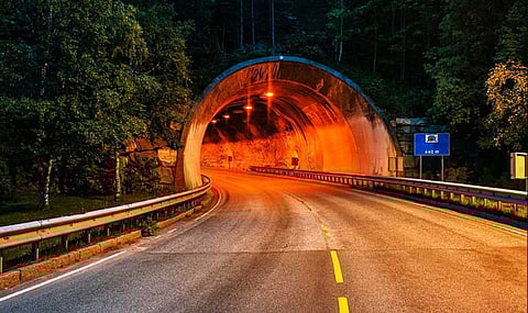 बेंगलुरू वासियों को ट्रैफिक जाम की समस्या से निजात दिलाने के लिए कर्नाटक सरकार ने हेब्बल-सिल्क बोर्ड सुरंग सड़क परियोजना को मंज़ूरी दी है, जिसे लेकर पर्यावरण संबंधी चिंताएं जताई जा रही हैं।