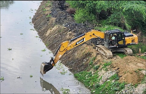 लखीमपुर खीरी और सीतापुर जिलों में नाले में तब्दील हो चुकी सरायन नदी को पुनर्जीवित करने के लिए नदी की सफाई और अतिक्रमण हटाने का काम तेज़ी से चल रहा है।