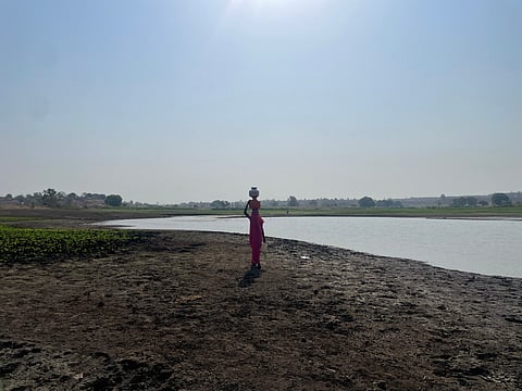 सीता अपने सिर पर लगभग 20 लीटर पानी संतुलित करके ले जा रही हैं। आज यह उनका तीसरा चक्कर है। तेज़ धूप में मेलघाट की तपती ज़मीन पर उन्हें कई बार आना-जाना पड़ता है।