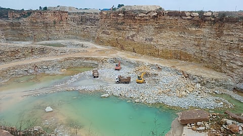 मिर्ज़ापुर की मड़िहान तहसील की करीब 150 फीट गहरी खदान में भरा हुआ भूजल। नियम है कि भूजल तक पहुंचने के बाद खनन नहीं होना चाहिए, पर इसका पालन किसी खदान में नहीं किया जाता।