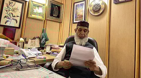 अपने दफ्तर में रोज़मर्रा के काम में मशरूफ एनएलसीओ संस्था के संस्थापक मंज़ूर वांगनू।