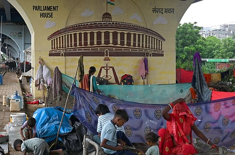 रंग-बिरंगी भित्तिचित्रों से सजा मयूर विहार फ़्लाइओवर यमुना खादर के बाढ़-पीड़ितों के लिए सिर छुपाने की जगह बन गया है।