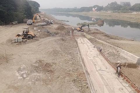 कंक्रीटीकरण के कारण नदी के पानी का स्रोत प्रभावित होता है।