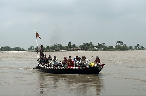 कोसी तटबंध के निवासी हर दिन आवागमन या बाज़ार जाने के लिए नाव का इस्तेमाल करते हैं।