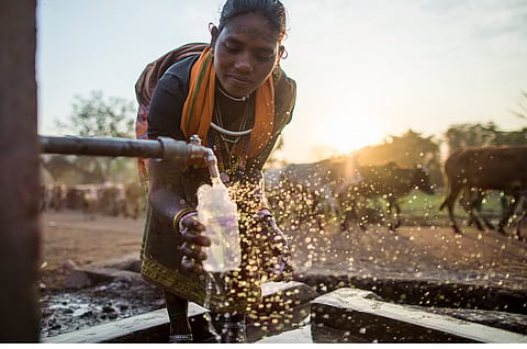 जल जीवन मिशन (जेजेएम) के तहत भारत के ग्रामीण घरों तक नल का पानी पहुंचने लगा है।