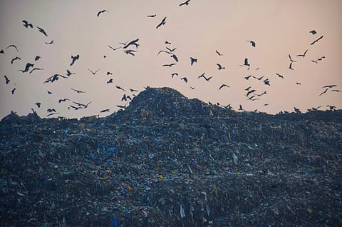 अचन लैंडफ़िल, जहां लगातार कचरा इकट्ठा तो हो रहा है, लेकिन इसका उपचार नहीं किया जा रहा है।