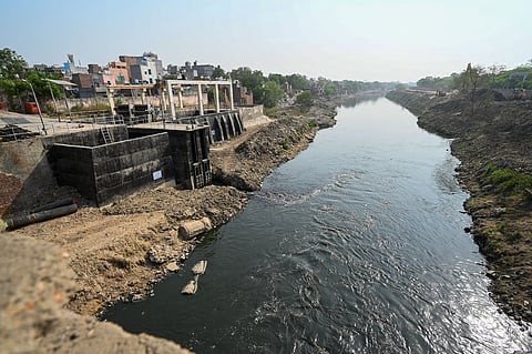 भयंकर प्रदूषण के चलते नज़फगढ़ नाले में बदल चुकी है साहिबी नदी, जो कभी राजस्थान, हरियाणा और दिल्ली के एक बड़े इलाके के लिए महत्वपूर्ण जलस्रोत हुआ करती थी।