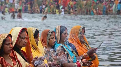 आस्था तो आस्था है, पानी चाहे गंदा हो या ज़हरीला, पूजा-पाठ की परंपरा को निभाने छठ व्रतियों का मेला हर साल यमुना के घाटों पर लग ही जाता है।