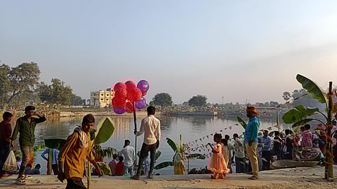 सूर्य ढलते ही घाट जीवंत हो उठते हैं। महिलाएं गीत गाती हैं, बच्चे खेलते हैं और पानी में दीप झिलमिलाते हैं। नदी का किनारा आस्था और आनंद का संगम बन जाता है।