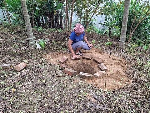 त्रिपुरा में बारिश के पानी को सोख्ता गड्ढे के ज़रिये ज़मीन में पहुंचा कर भूजल को रीचार्ज करने की कोशिश।