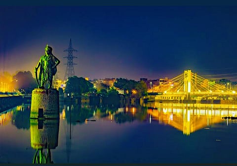 भोपाल के बड़े तालाब से रोज़ाना 2 मिलियन लीटर फ़ैक्ट्रियों को देने के नगर निगम के फ़ैसले ने शहर में जल संकट की आशंका पैदा कर दी है।