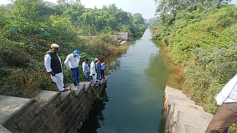मिर्ज़ापुर ज़िले में अहरौरा बांध से रिस कर नहर के ज़रिये किसानों के खेतों में जाता पानी और चिंतित किसान।