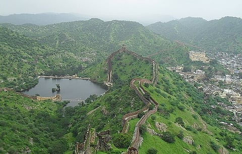 राजस्थान की राजधानी जयपुर में अरावली पहाड़ी पर बनी दीवार और किला सदियों से नगर की रक्षा करता आ रहा है।