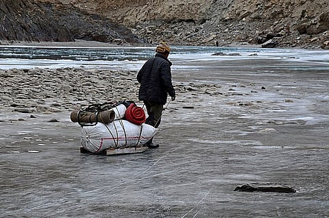 लद्दाख में पर्याप्त बर्फ़बारी न होने और ज़ांस्कर नदी में बर्फ़ न जमने के कारण इस बार चादर ट्रेकिंग को स्थगित कर दिया गया है।