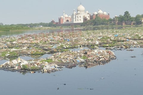 ताजमहल की छाया में बहती यमुना नदी आगरा की पहचान भर नहीं, बल्कि शहर की रोज़मर्रा की गतिविधियों की सबसे बड़ी गवाह है।