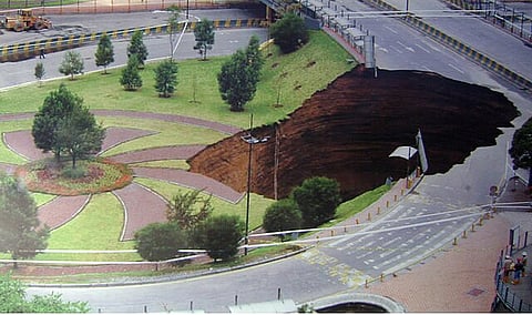 हाल के वर्षों में दुनिया भर में धरती में बड़े-बड़े सिंक होल बनने की घटनाओं में तेजी आई है, जससे भूगर्भशास्त्री चिंतित हैं। 