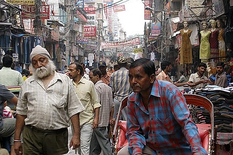 दिल्ली के चांदनी चौक जैसे घनी बसावट, कम हरियाली और ज़्यादा आबादी वाले इलाकों में ज़्यादा गर्मी महसूस होती है। 