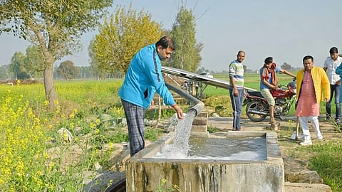 भारत की कृषि व्यवस्था के केंद्र में स्थित हरियाणा वह जगह है, जहाँ सरकारी सहायता का सामना ज़मीन, पानी और खेती के लंबे और उतार-चढ़ाव भरे इतिहास से होता है।