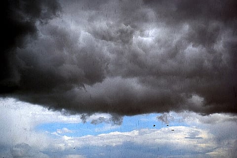 मध्य-पूर्व में चल रहे युद्ध से फैलते भरंकर वायु प्रदूषण के बीच इलाके में कुछ इस तरह के काले बादल घुमड़ कर काले रंग के पानी की बारिश कर रहे हैं।