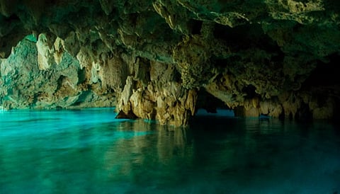 दुनिया भर में ज़मीन के नीचे भूजल के कई बड़े भंडार मौजूद हैं, जिनमें पीने लायक मीठा पानी मौजूद है। पर, इनके दोहन में धैर्य और सावधानी बरतने की ज़रूरत है, वर्ना यह जल्द ही खत्म हो सकते हैं। 