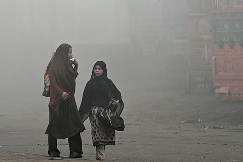 दुनिया भर में हवा की गुणवत्ता की निगरानी करने वाली स्विस फर्म IQAir की ताज़ा रिपोर्ट के मुताबिक 2025 में पाकिस्तान दुनिया का सबसे प्रदूषित देश रहा।