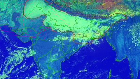 अप्रैल के महीने में गर्मी की दस्तक के बजाय भारी बारिश की वजह पश्चिमी विक्षोभ नाम की मौसमी घटना को बताया जा रहा है।