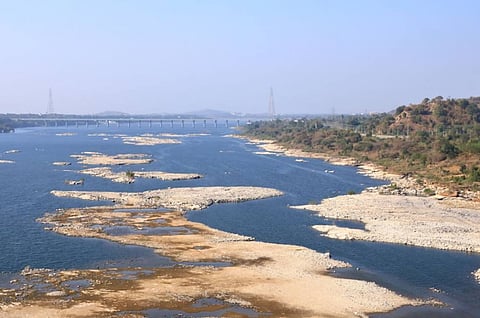 नर्मदा जैसी नदियों में होने वाली धार्मिक-सांस्कृतिक गतिविधियों में दूध, फूल और अन्य जैविक पदार्थों का अर्पण प्रतीकात्मक रूप से महत्वपूर्ण है, लेकिन वैज्ञानिक दृष्टि से यह जल में अतिरिक्त कार्बनिक बोझ को बढ़ाता है।