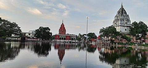 बिहार का दरभंगा शहर एक ज़माने में बड़ी संख्या में मौजूद तालाबों के कारण 'तालाबों का शहर' के नाम से जाना जाता था। पर, बीते वर्षों में तालाबों पर अतिक्रमण, प्रदूषण और भूजल स्तर में गिरावट जैसी समस्याओं के चलते ये तालाब सिमटते जा रहे हैं। 