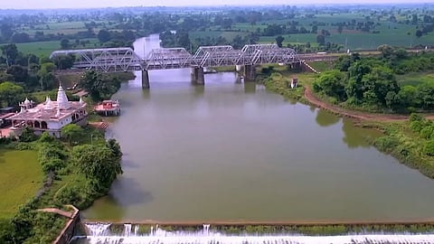 बुंदेलखंड की जल समस्या के समाधान के तौर पर पेश की गई केन-बेतवा लिंक परियोजना अब ज़मीनी विरोध, पर्यावरणीय जोखिम और पुनर्वास के सवालों में घिर गई है। चित्र: indiatv.com