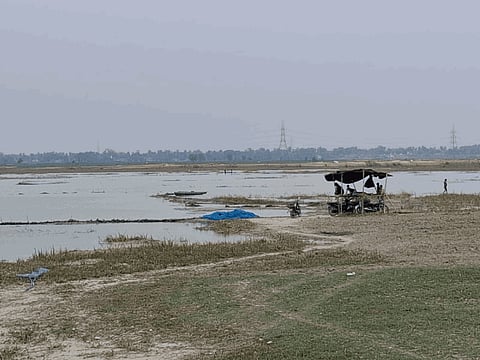 नून नदी के किनारे फैला यह इलाका एक ऐसे भू-भाग का हिस्सा है जो हर साल पानी को समेटता है, फैलाता है और धीरे-धीरे छोड़ता है, ठीक वैसा ही व्यवहार, जैसा एक वेटलैंड करता है।